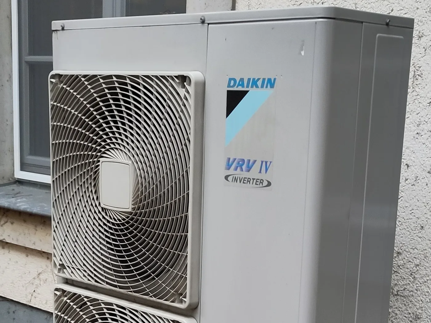 Außeneinheit einer Split-Klimaanlage von Daikin an einer Hauswand