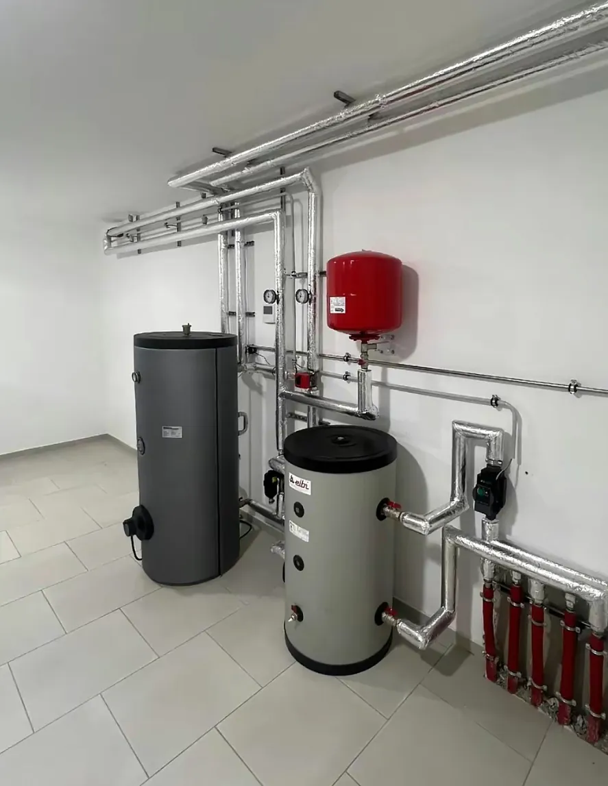 Saubere Rohrinstallationen und Speichertechnik in einem Technikraum