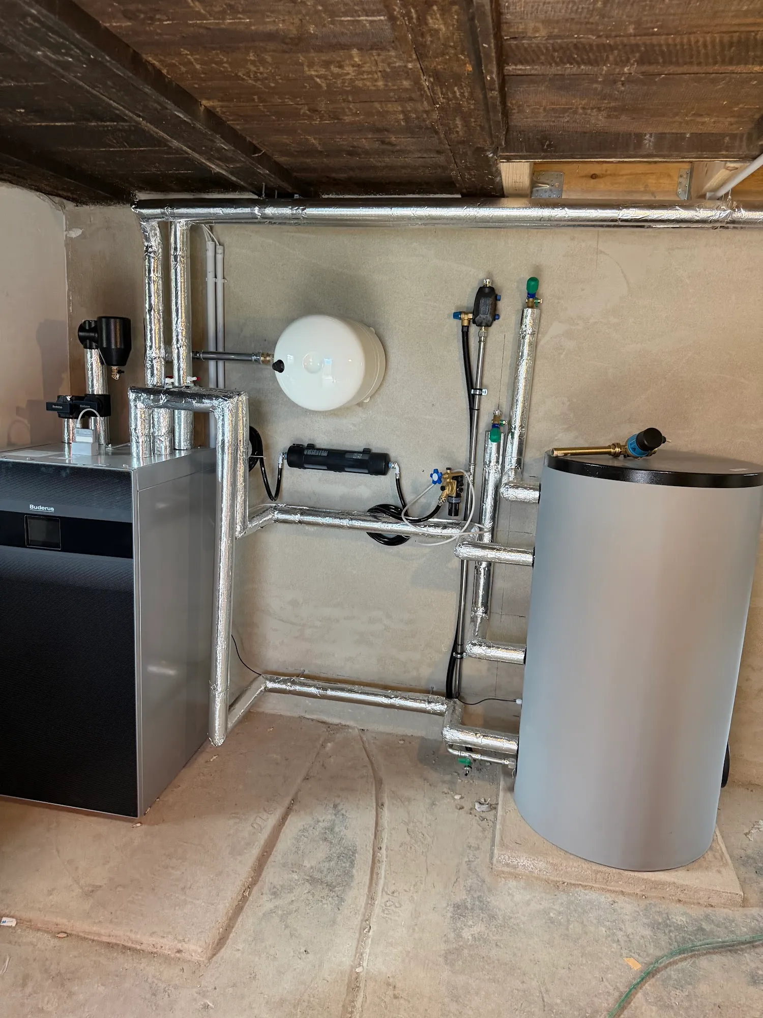 Buderus Heizkessel und Wasserspeicher in einem Keller