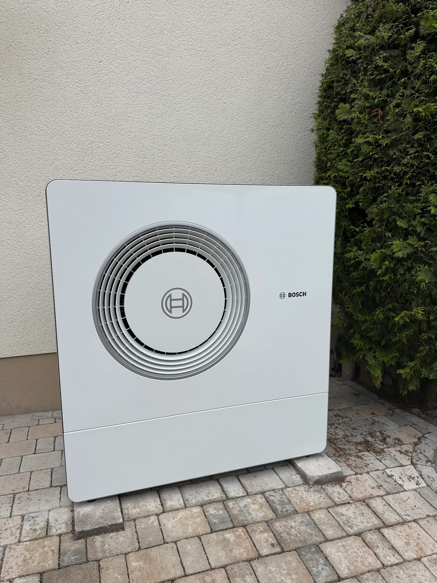 Weiße Bosch Wärmepumpe Außeneinheit